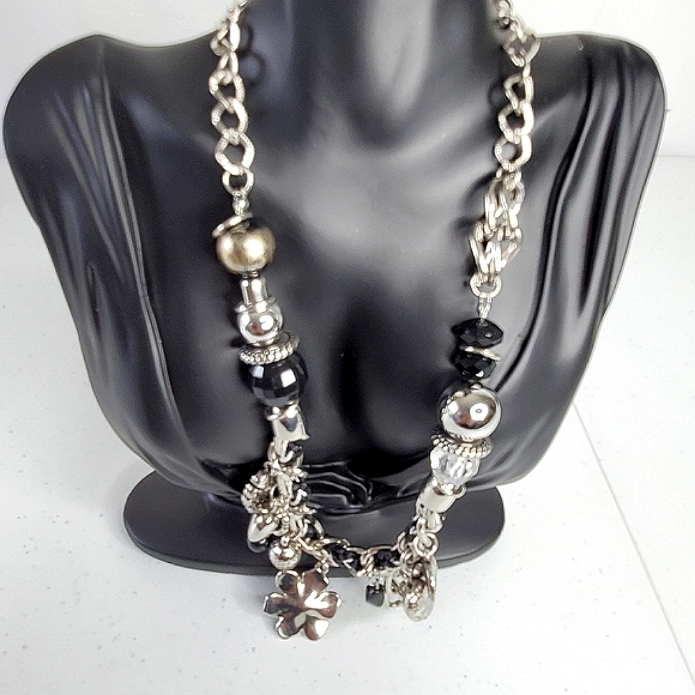 New Paparazzi Blockbuster Necklace Silver Charm Heart Flower with Earrings‎